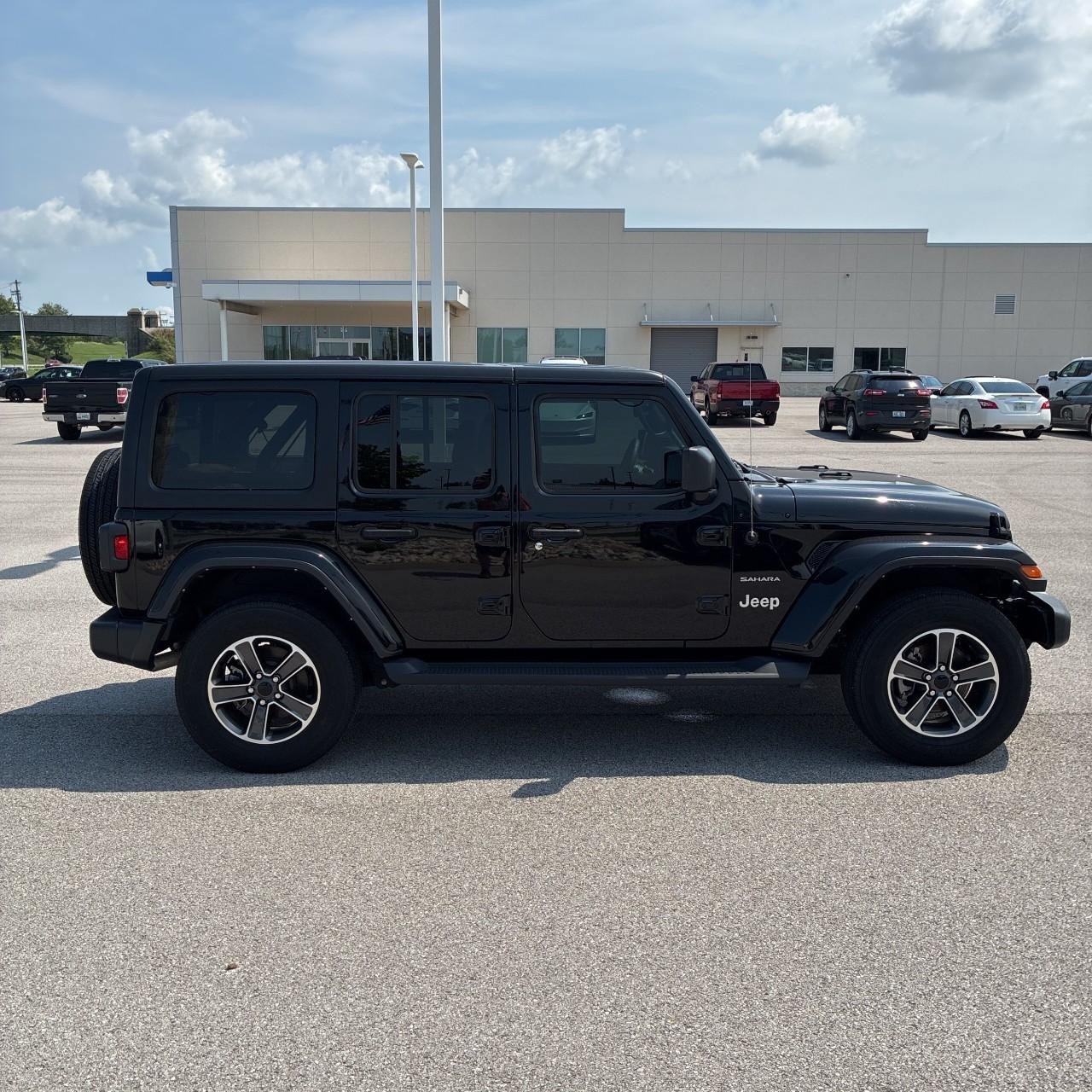Used 2023 Jeep Wrangler Unlimited Sahara w/ Cold Weather Group AWD/4WD image 5
