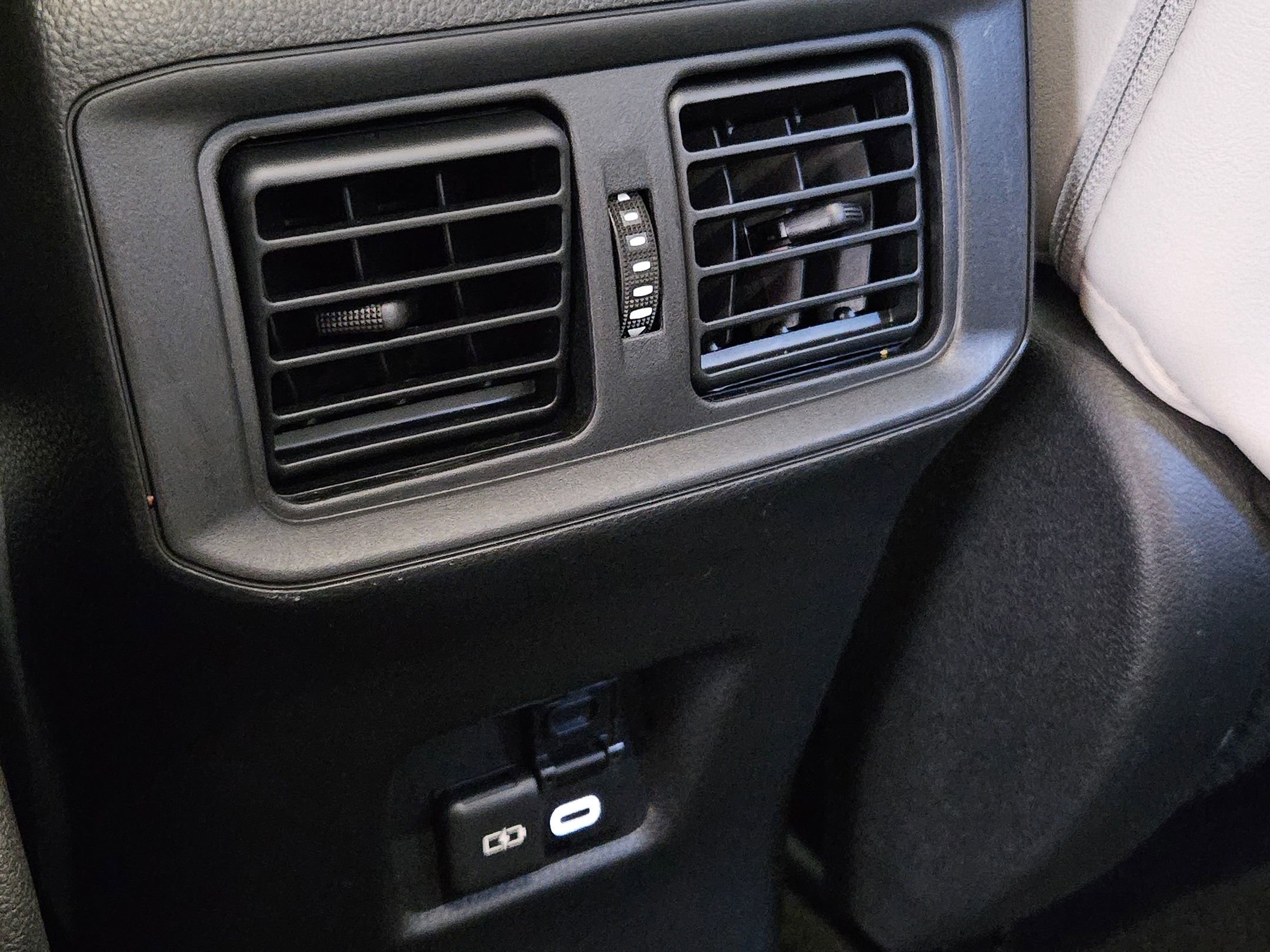 Used 2023 Toyota RAV4 XLE Premium image 36