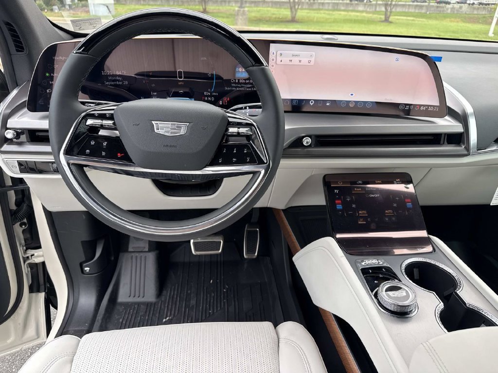 New 2027 Cadillac Vistiq Sport w/ LPO, Floor Liner Package AWD/4WD image 10