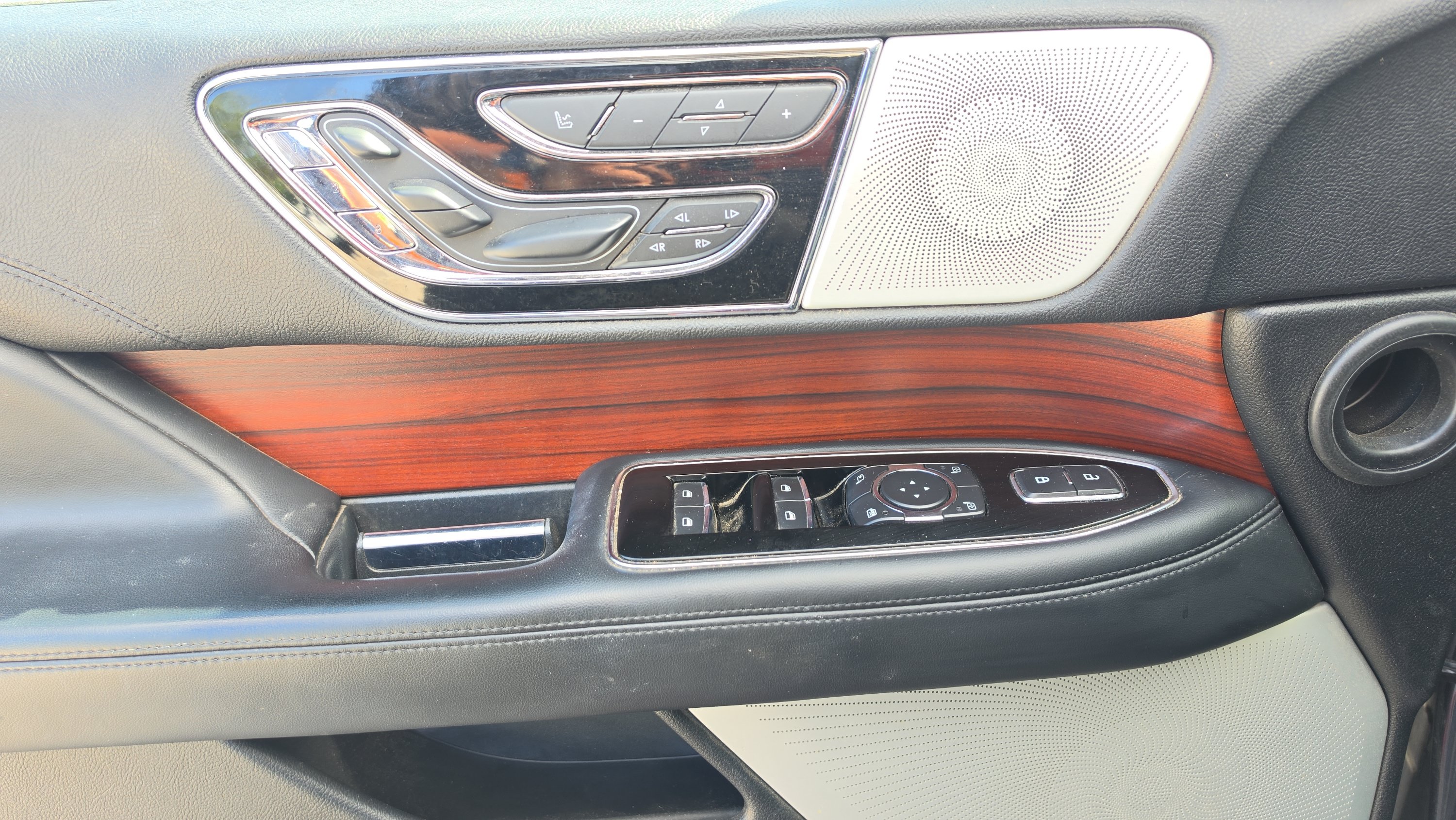 Used 2021 Lincoln Navigator Reserve w/ Luxury Package AWD/4WD image 11