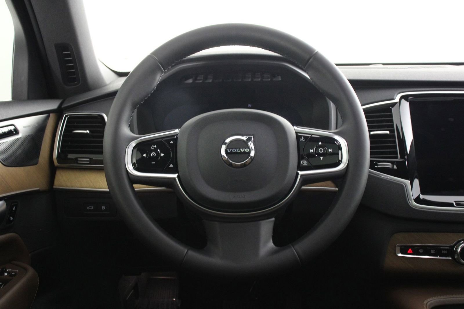 Certified 2024 Volvo XC90 T8 Plus AWD/4WD image 8