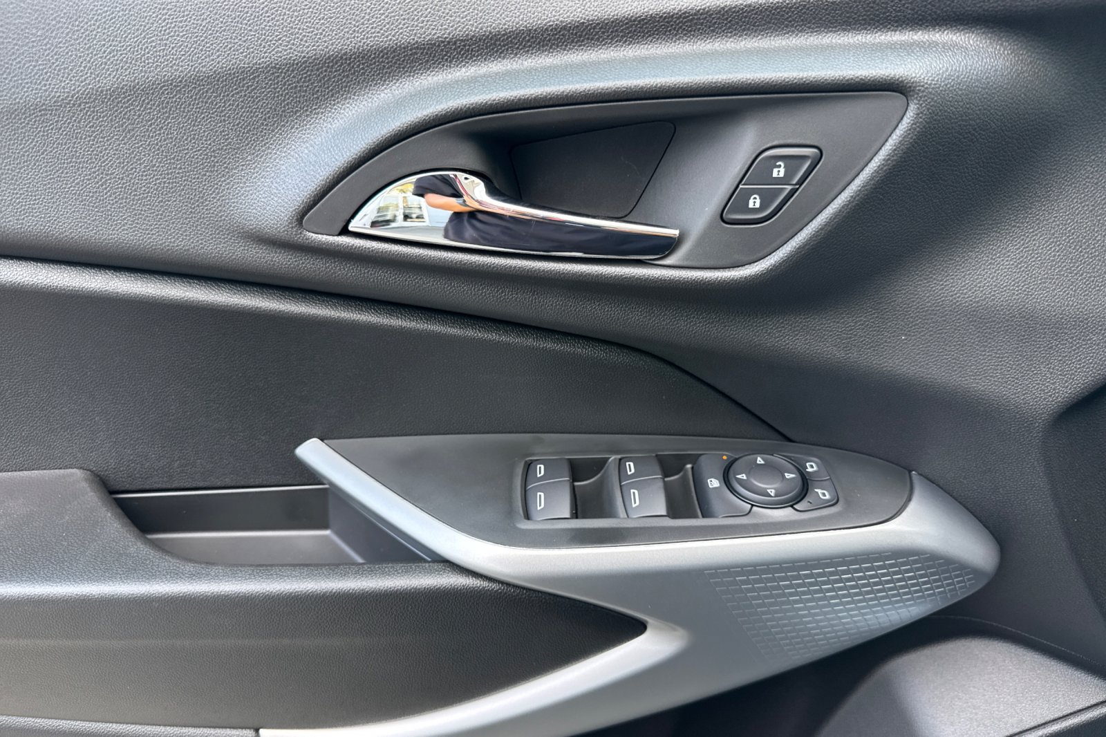 New 2026 Chevrolet Trax LS w/ LS Convenience Package FWD image 10