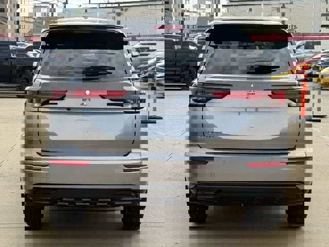 Used 2023 Mitsubishi Outlander SE image 5