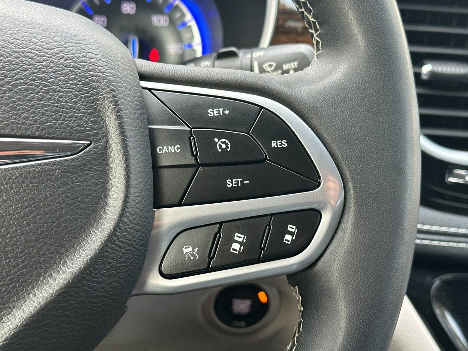 Used 2023 Chrysler Pacifica Limited image 28