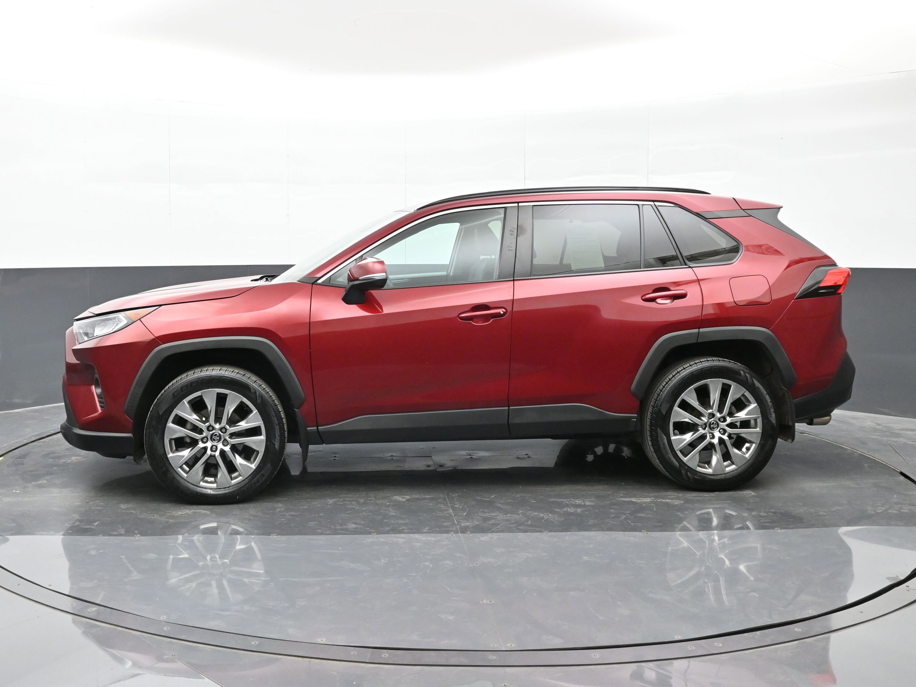 Used 2021 Toyota RAV4 XLE Premium image 9