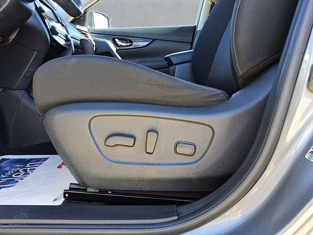 Used 2019 Nissan Rogue SV image 16