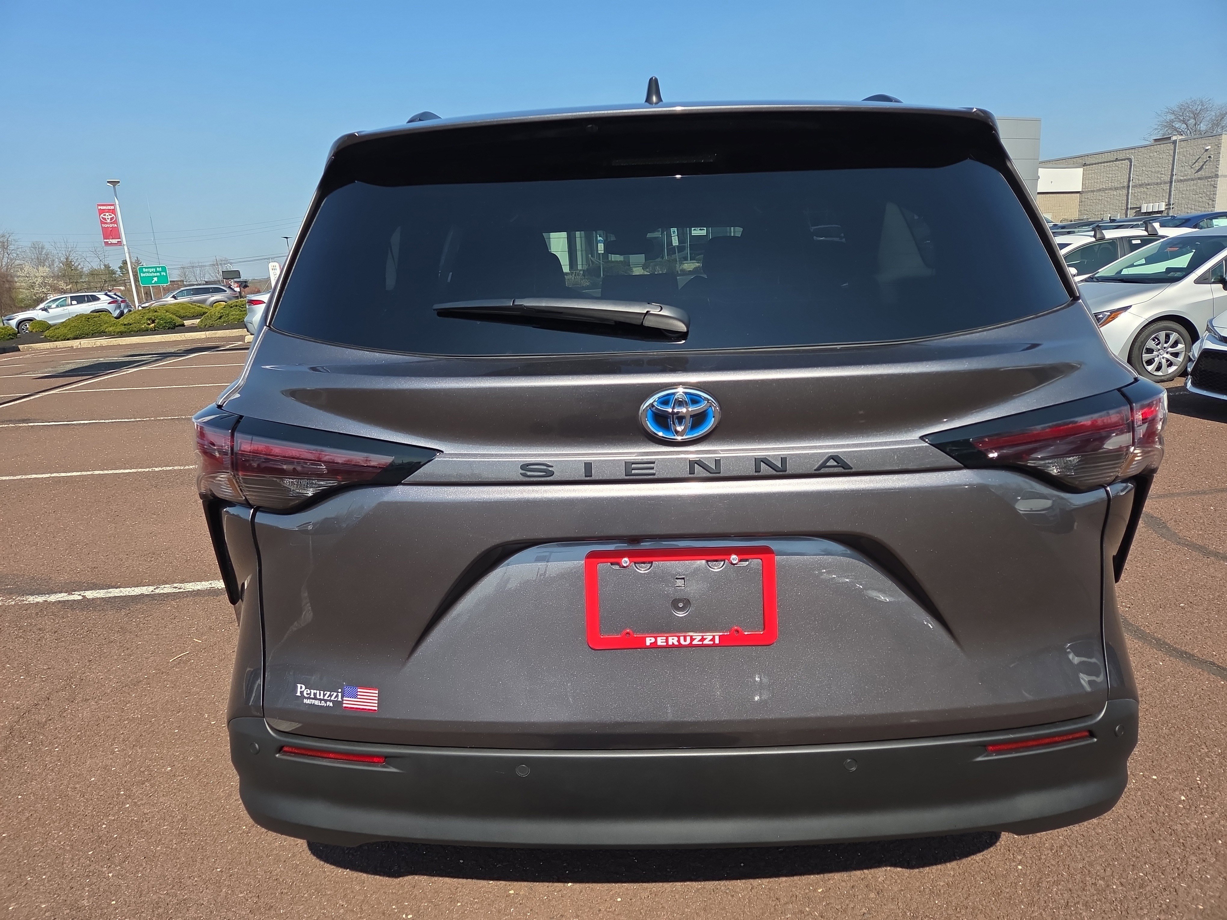 Used 2023 Toyota Sienna XLE w/ XLE Plus Package image 4
