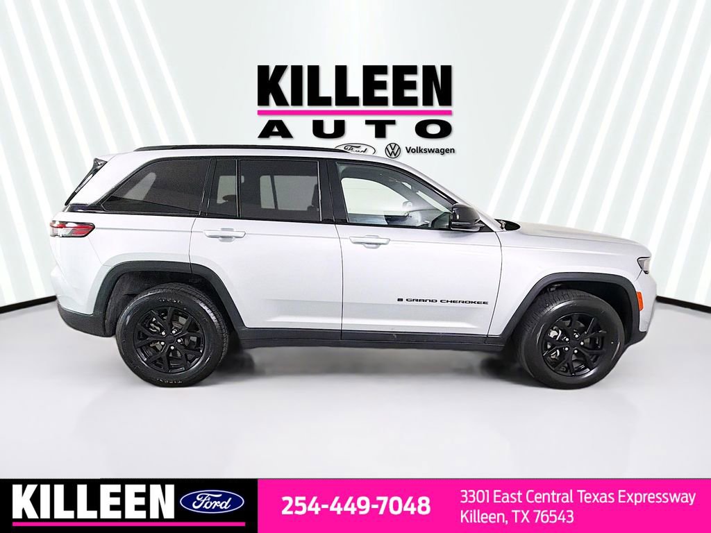 Used 2024 Jeep Grand Cherokee Altitude RWD image 9