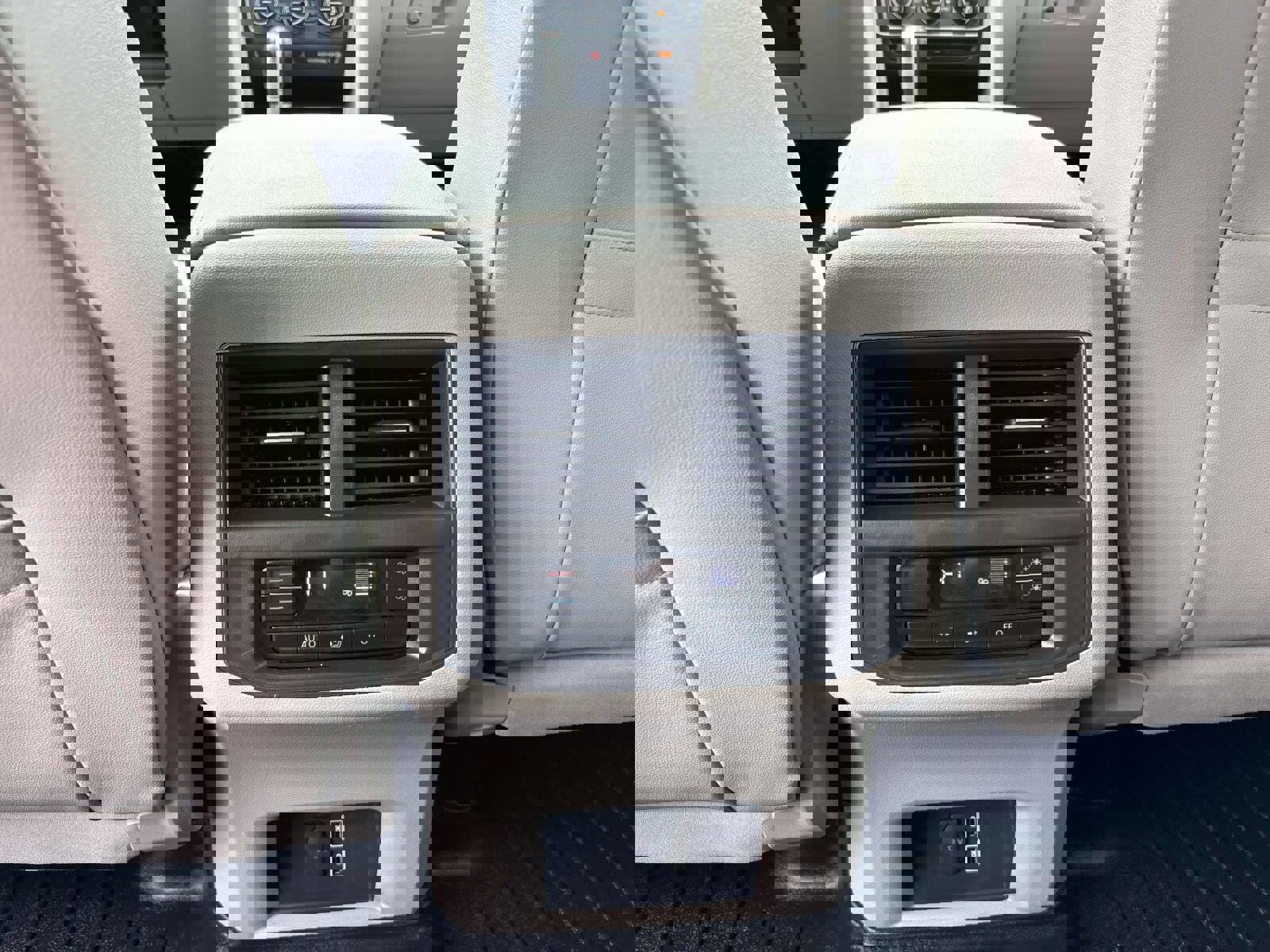 Used 2019 Volkswagen Atlas SE w/ Towing Package image 13