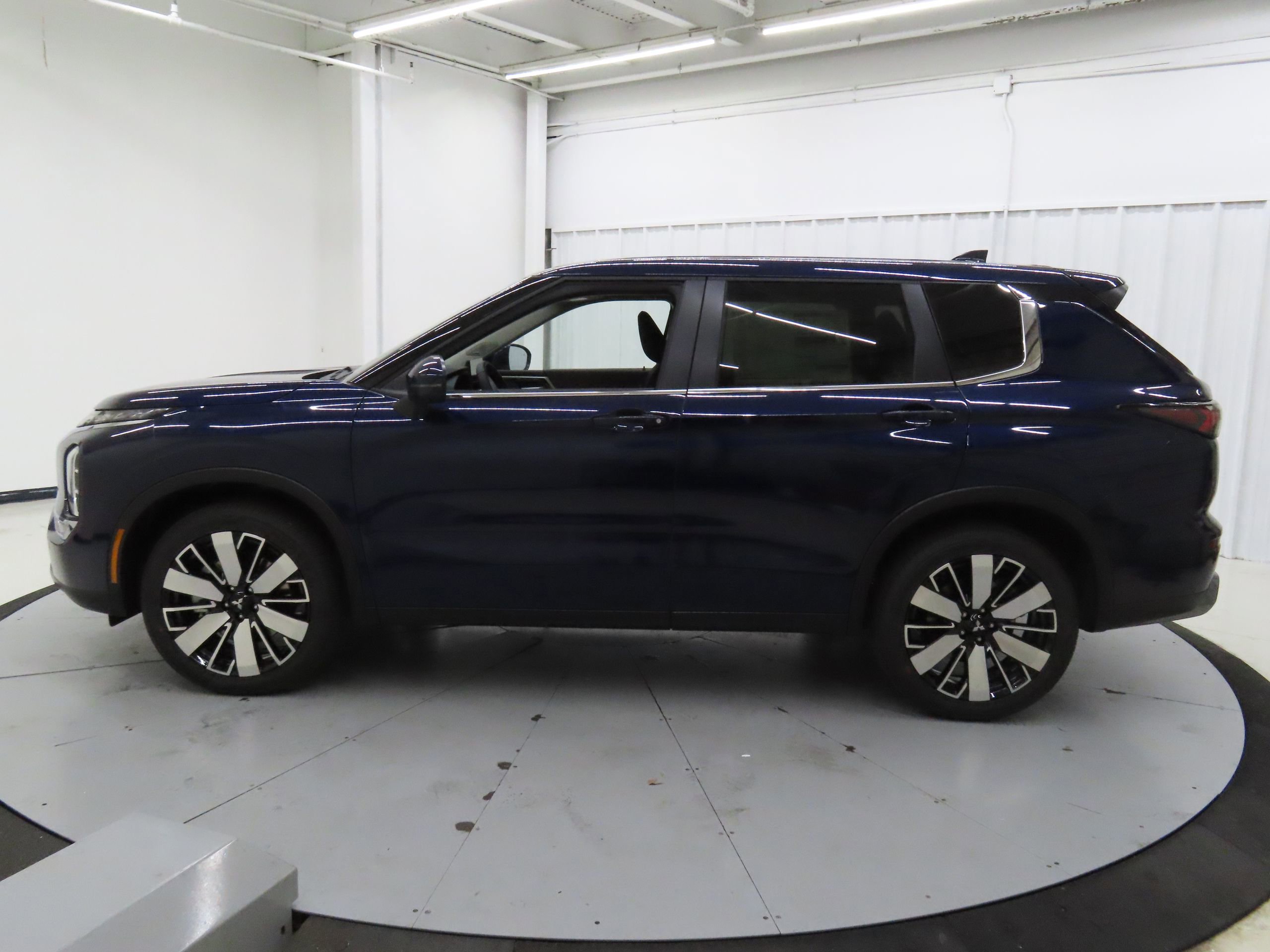 New 2025 Mitsubishi Outlander SE image 6