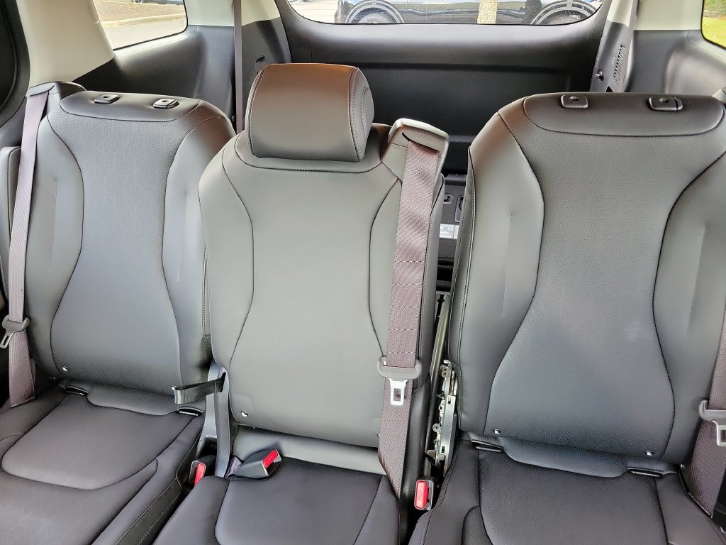 Used 2025 Kia Carnival FWD image 16