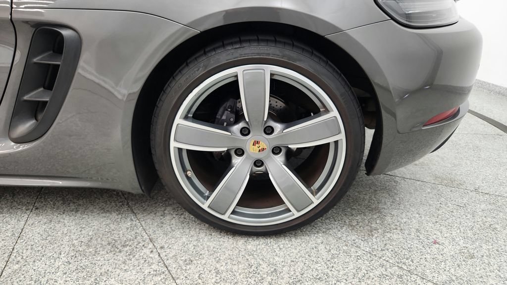 Used 2022 Porsche 718 Boxster RWD image 16