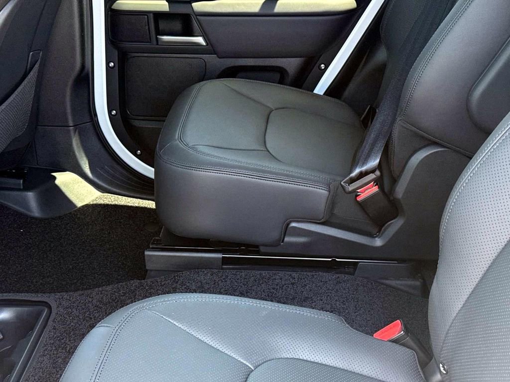 New 2025 Land Rover Defender 130 X-Dynamic SE image 12