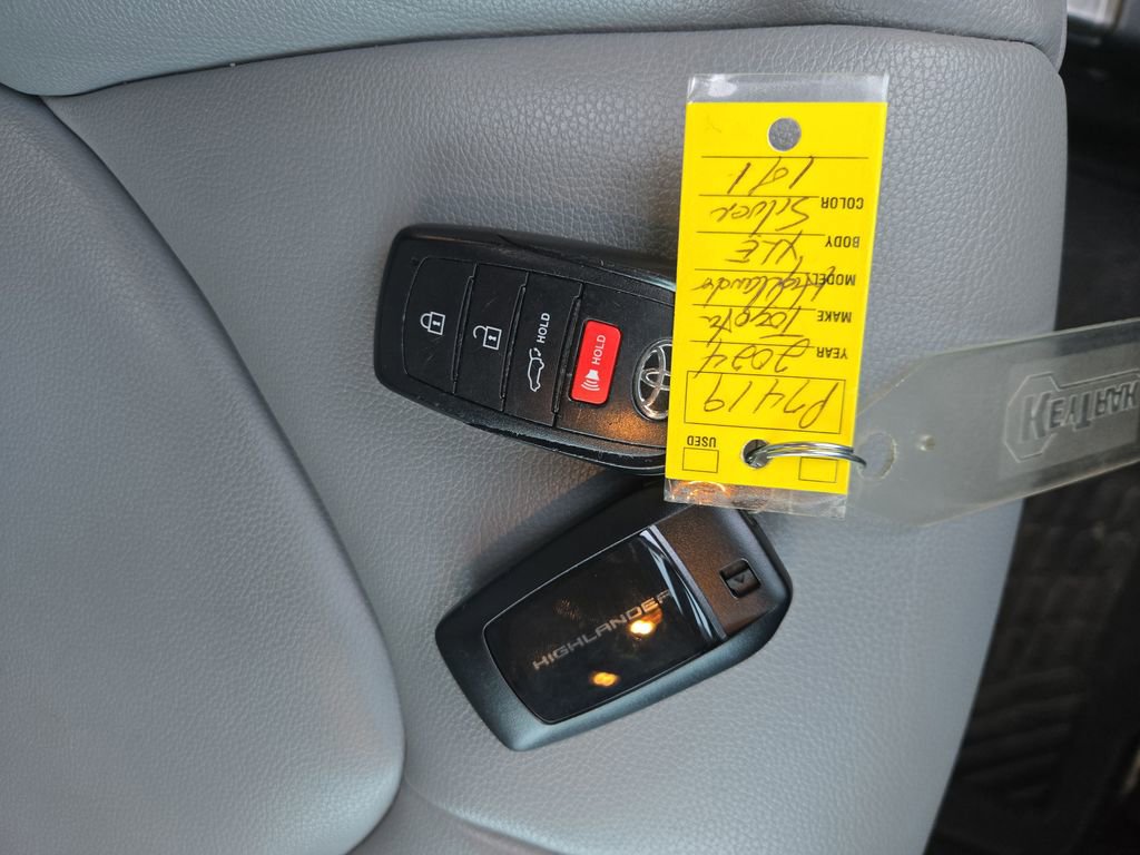Certified 2024 Toyota Highlander XLE image 39