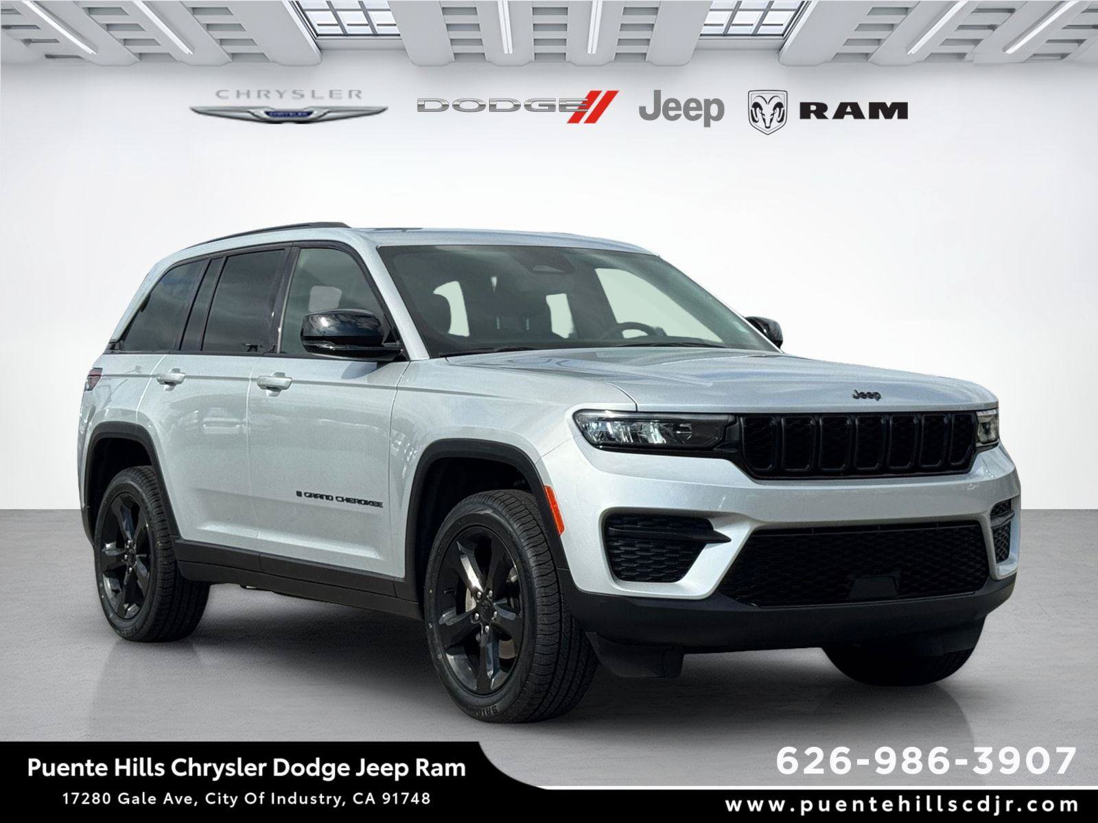 Used 2023 Jeep Grand Cherokee Altitude AWD/4WD image 1