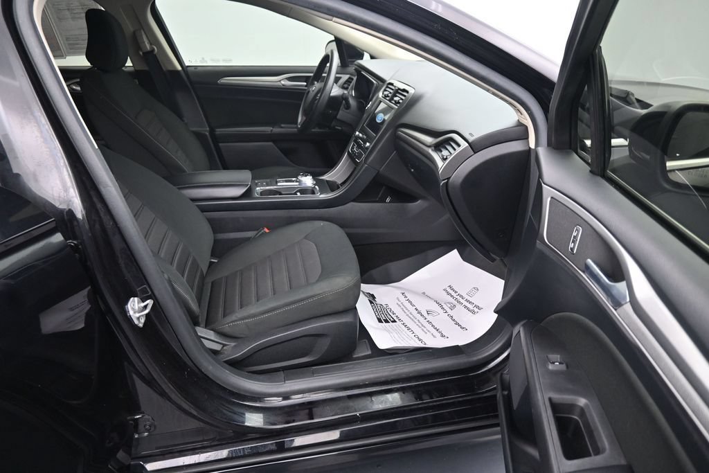 Used 2020 Ford Fusion SE FWD image 13