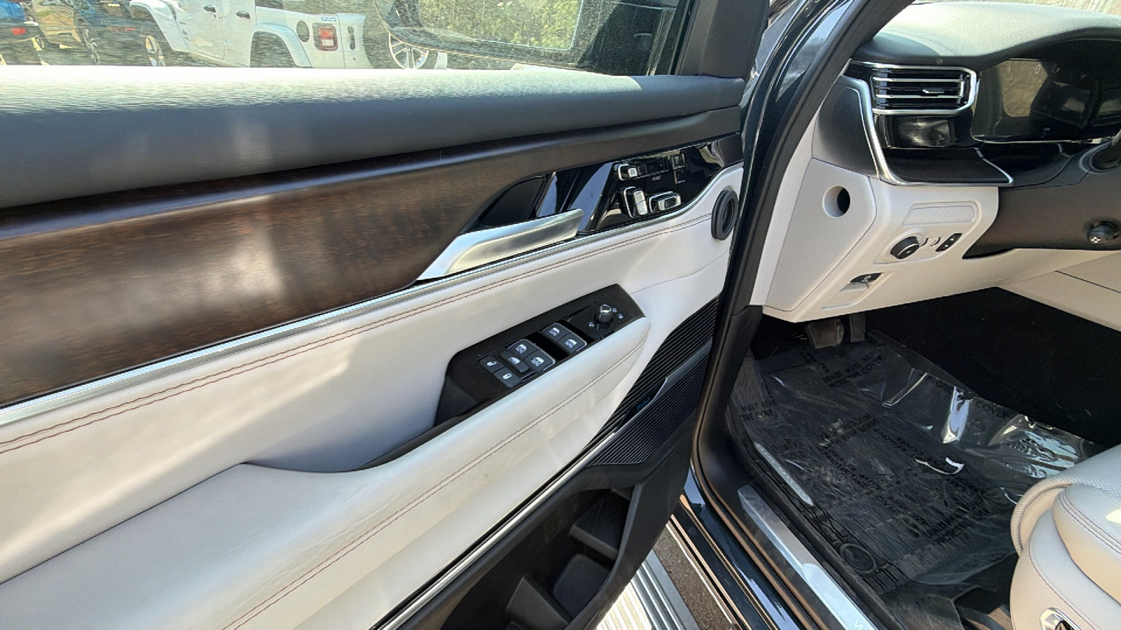 Certified 2025 Jeep Grand Wagoneer 4WD image 15