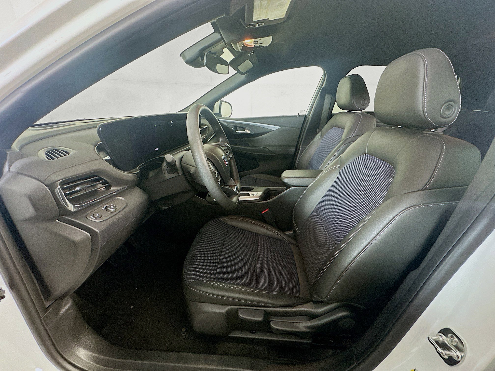 Used 2025 Buick Envista Preferred image 13