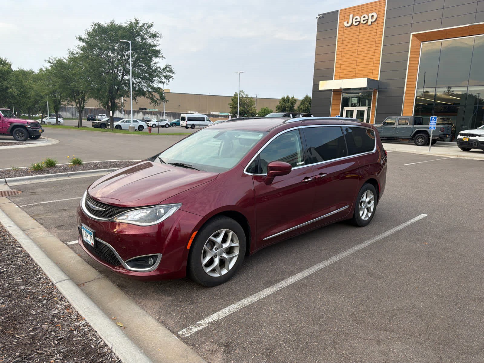 Used 2019 Chrysler Pacifica Touring-L w/ Tire & Wheel Group FWD image 2