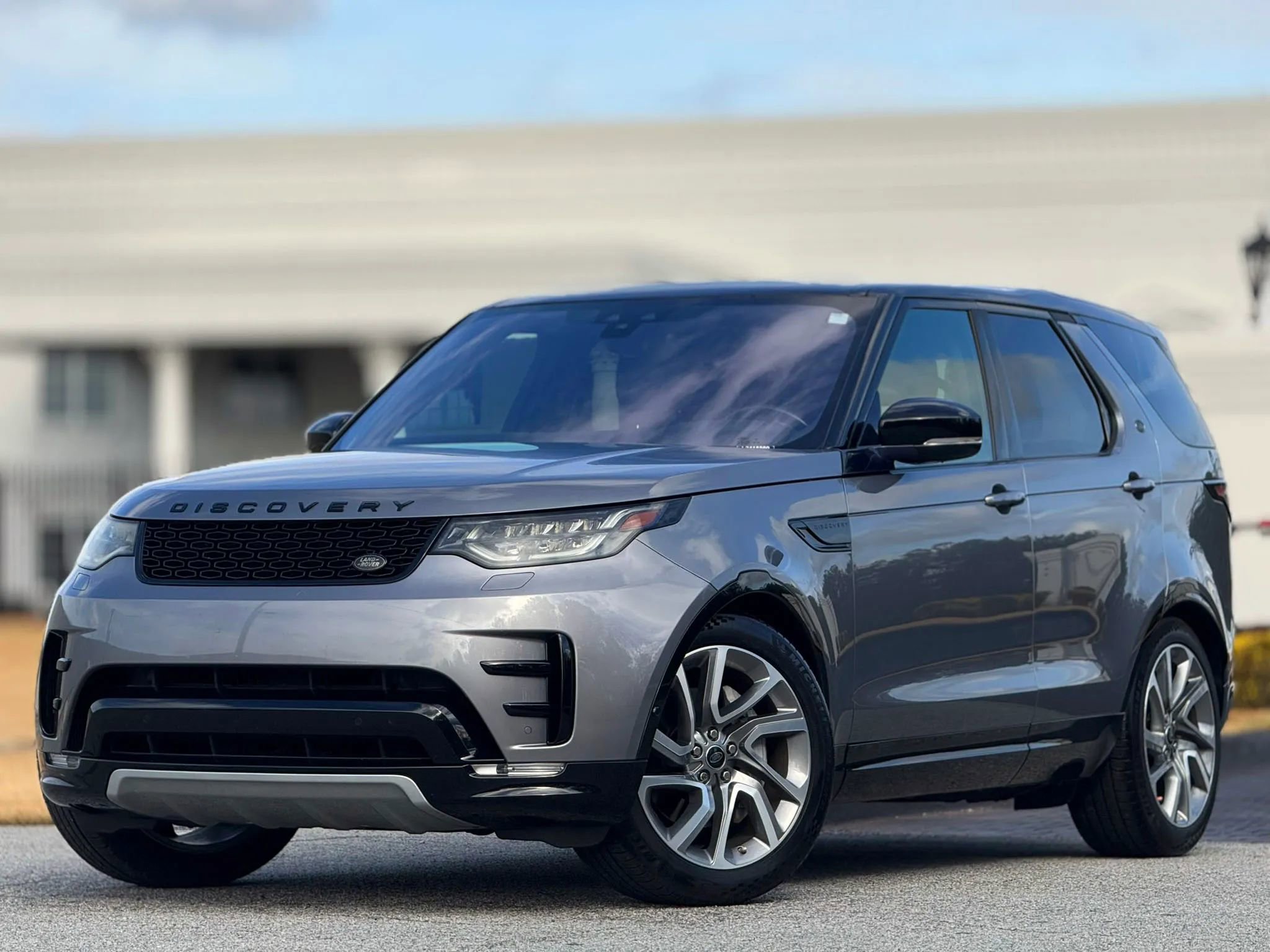 Used 2020 Land Rover Discovery Landmark AWD/4WD image 2