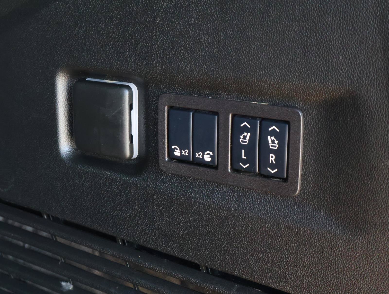Used 2024 GMC Yukon XL Denali Ultimate AWD/4WD image 30