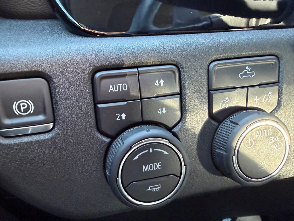 Used 2025 Chevrolet Silverado 1500 LT AWD/4WD image 30