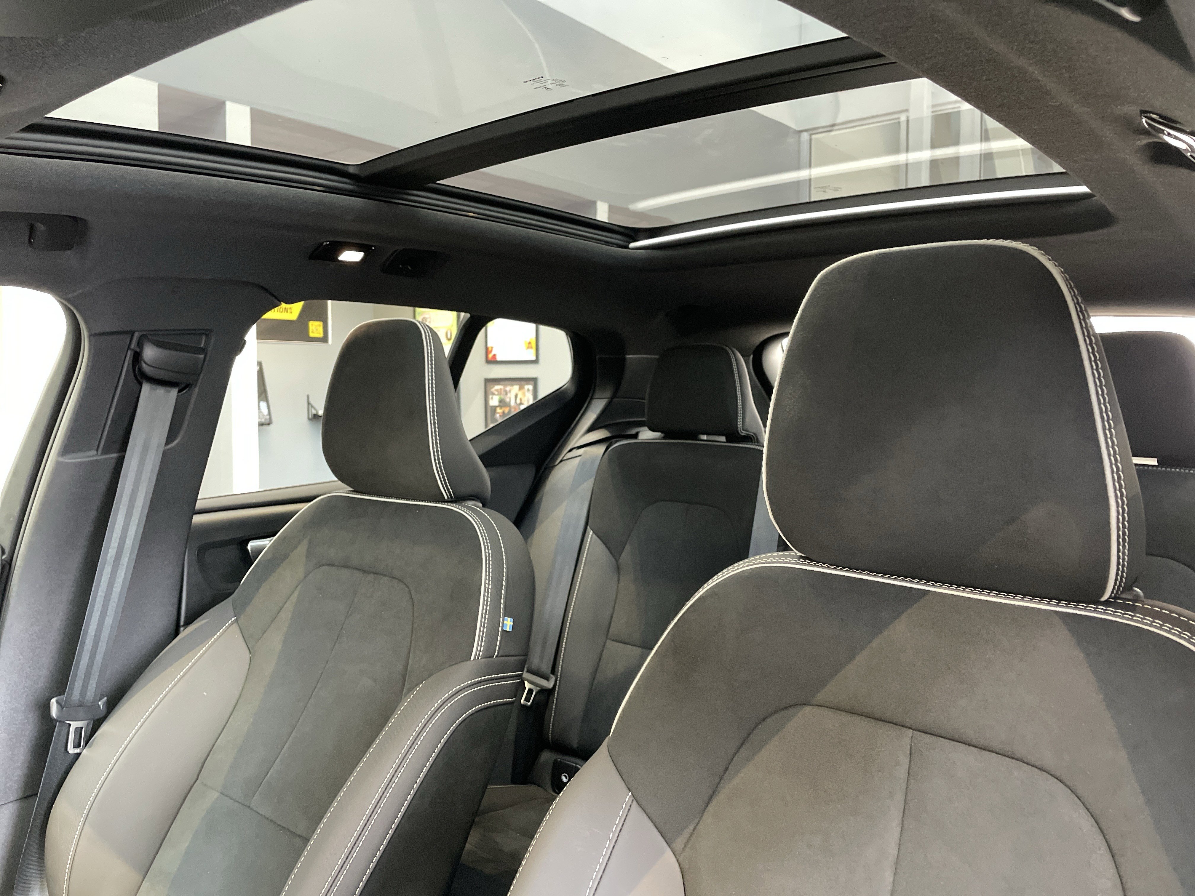 Used 2025 Volvo XC40 B5 Plus image 33