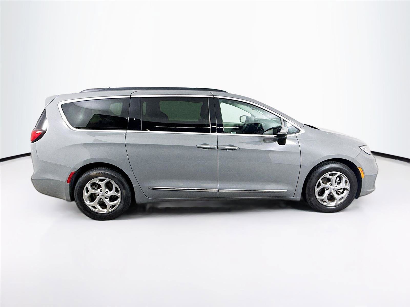 Used 2023 Chrysler Pacifica Limited FWD image 32