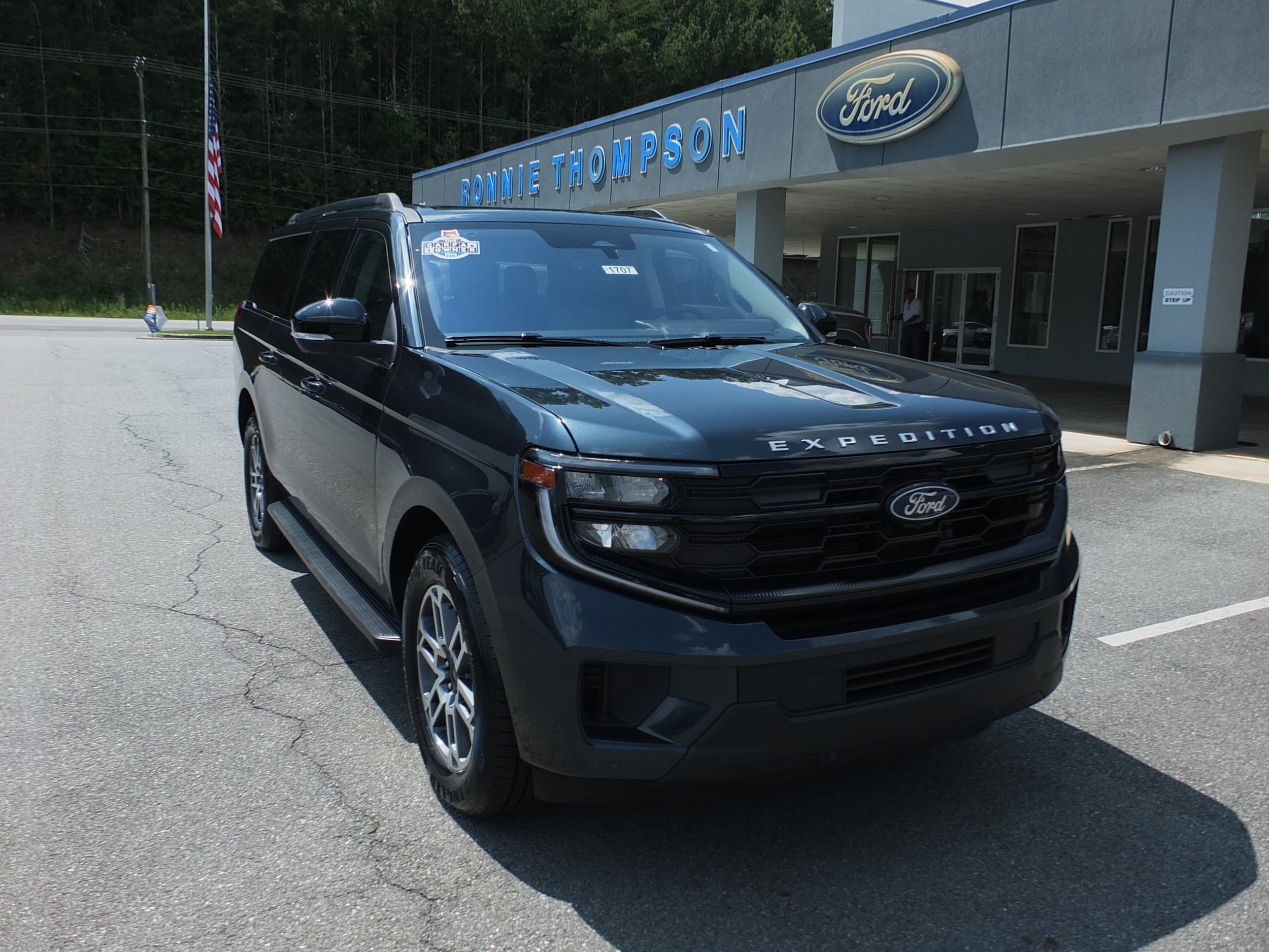 Used 2025 Ford Expedition Max Active RWD image 1