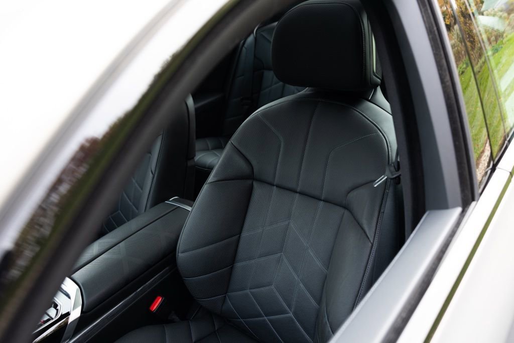 Used 2024 BMW 760i xDrive w/ Premium Package 2 image 42