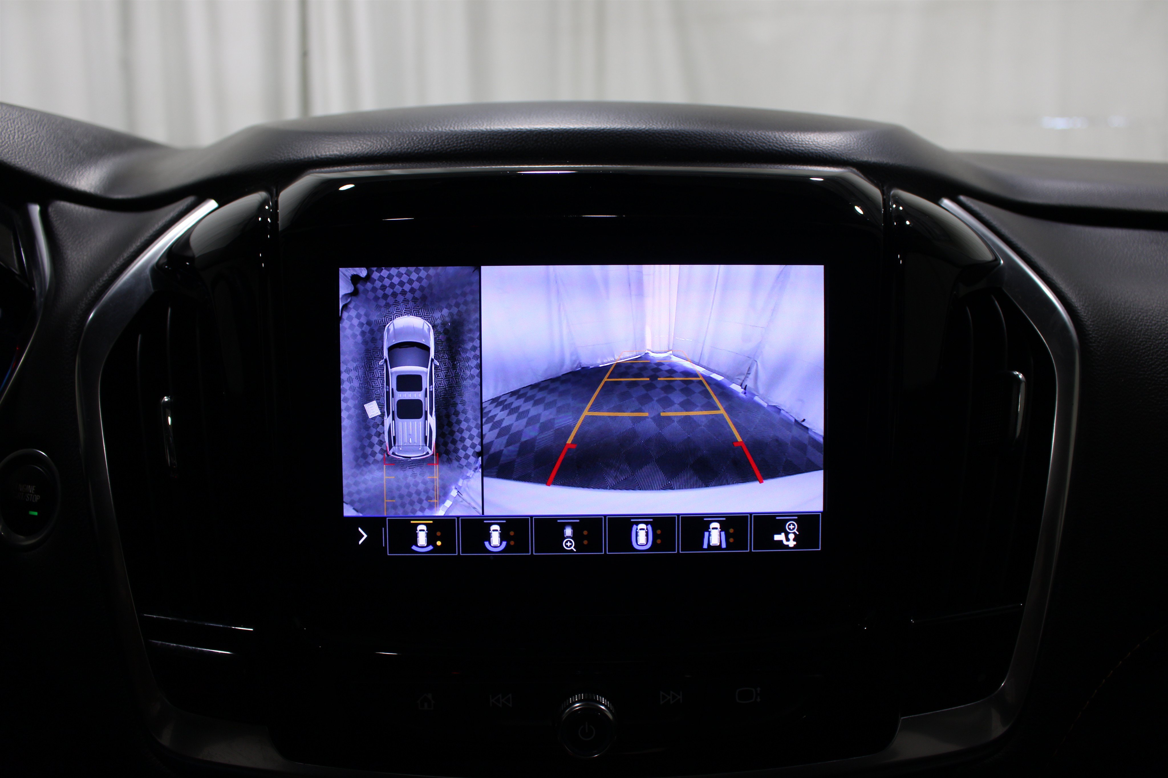 Used 2020 Chevrolet Traverse Premier w/ Redline Edition FWD image 17