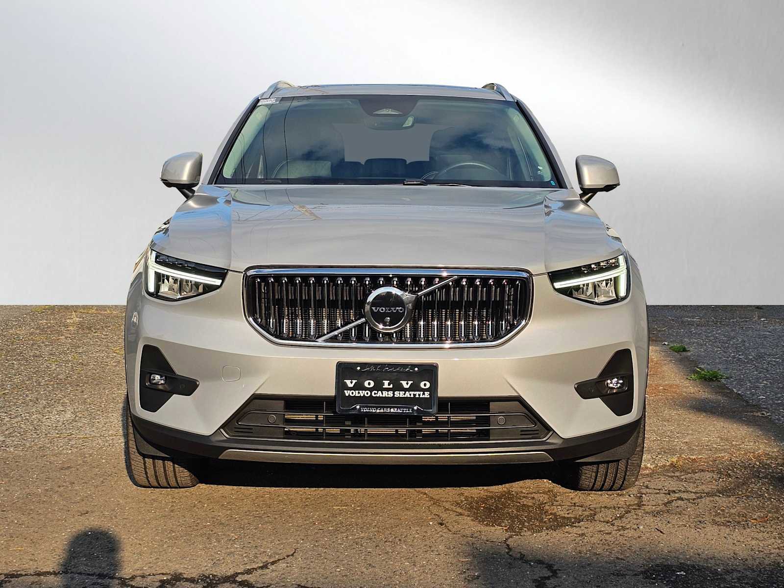 Used 2023 Volvo XC40 B5 Plus w/ Driver Assist Package image 2