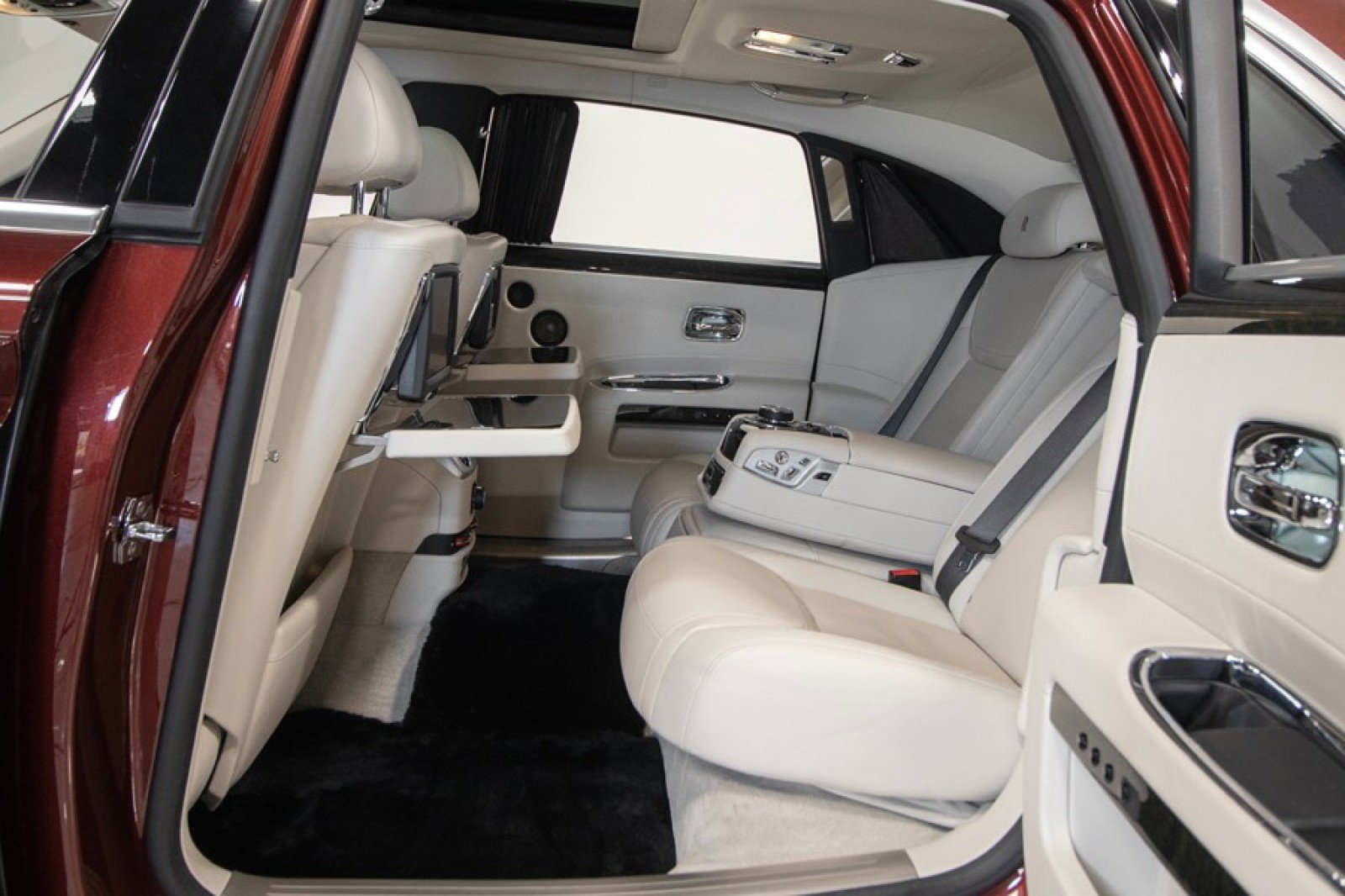 Used 2015 Rolls-Royce Ghost Extended Wheelbase image 54