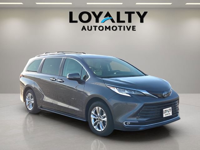 Used 2025 Toyota Sienna Limited image 7