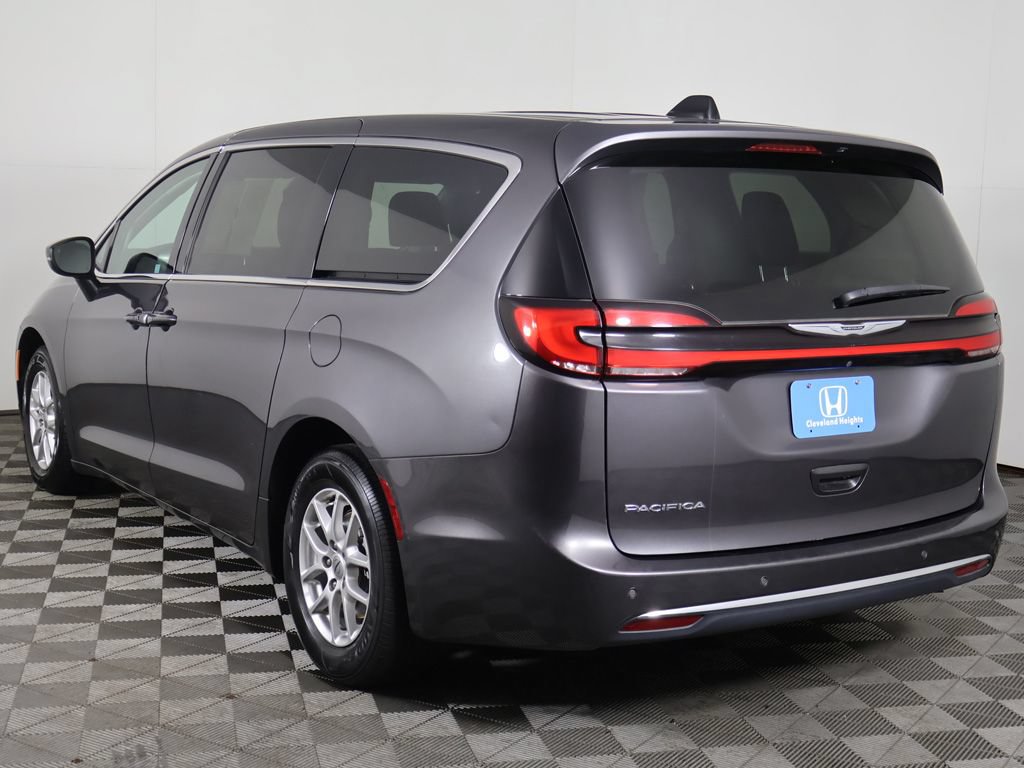 Used 2023 Chrysler Pacifica Touring-L FWD image 8