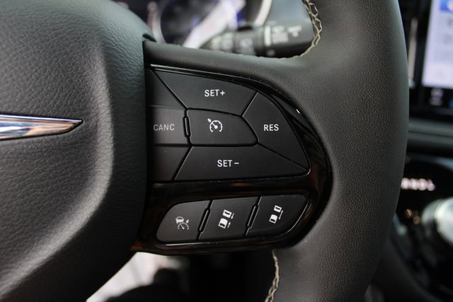 Used 2025 Chrysler Pacifica Limited FWD image 14