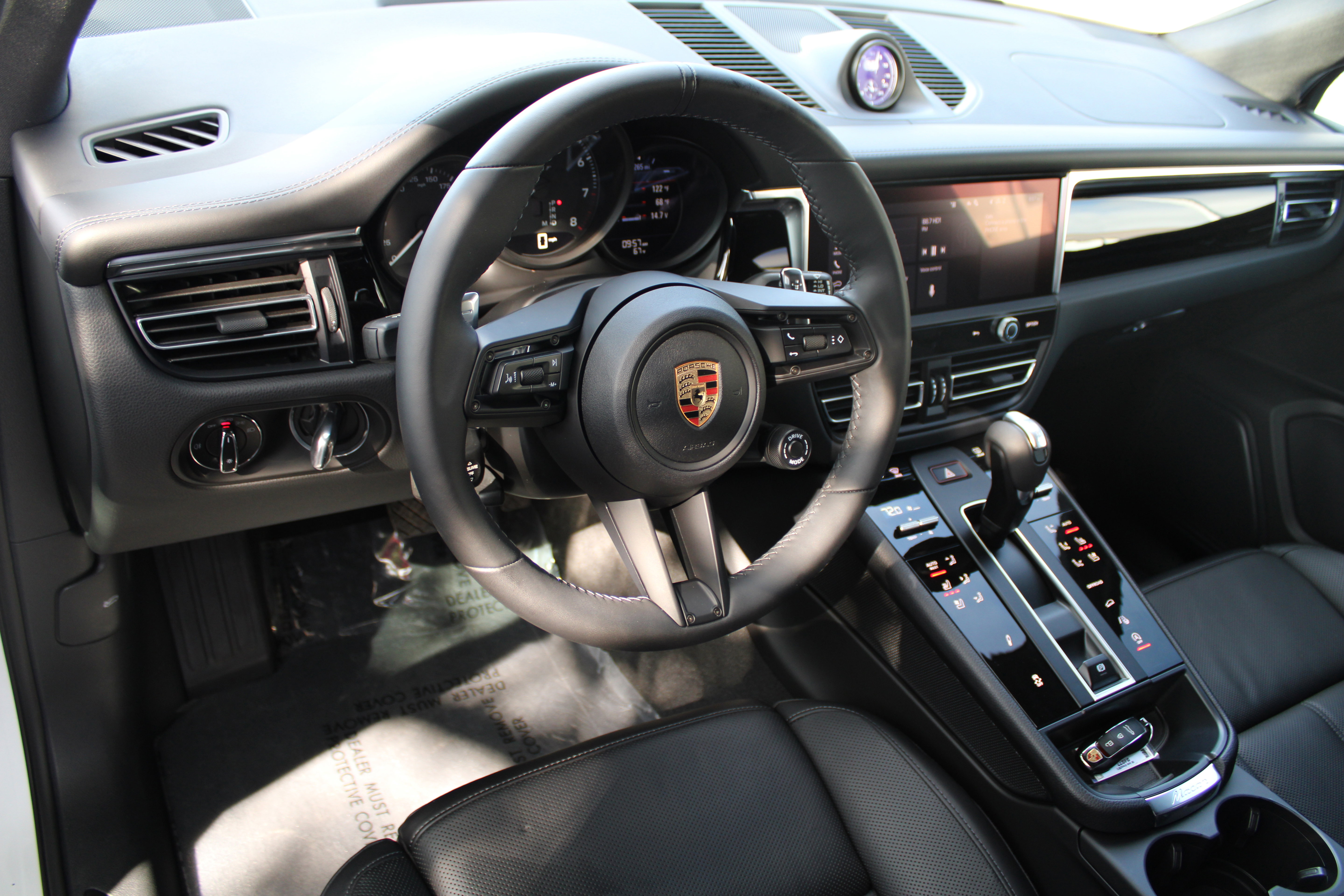Certified 2025 Porsche Macan Turbo image 4