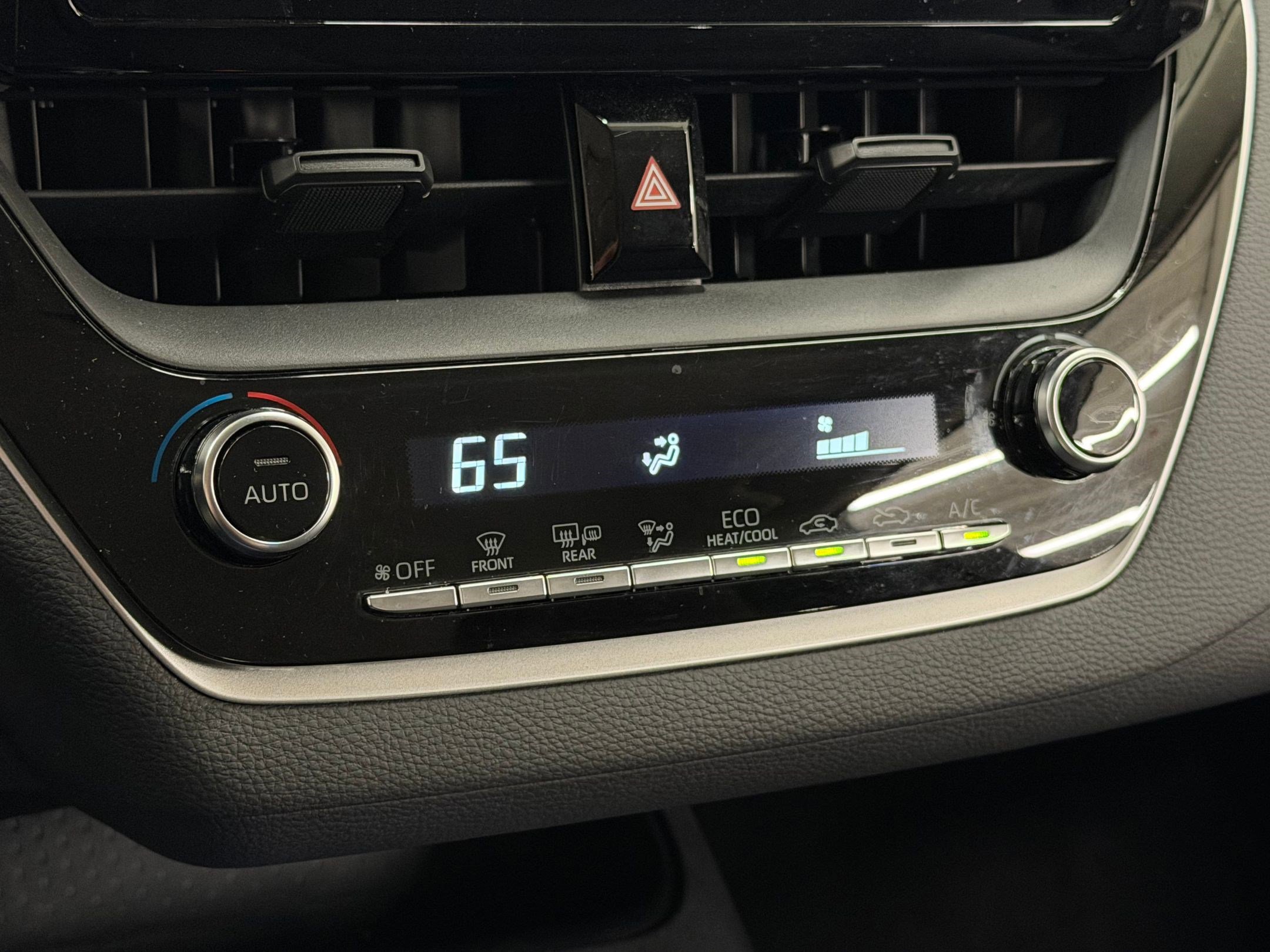 Used 2021 Toyota Corolla LE w/ Carpet Mat Package (TMS) image 24