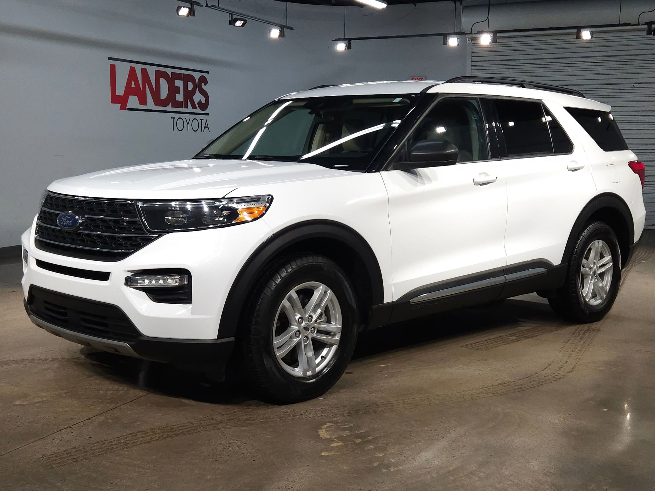 Used 2023 Ford Explorer XLT w/ Equipment Group 202A image 3