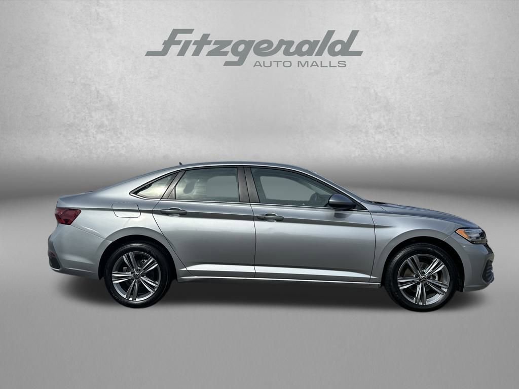 Used 2024 Volkswagen Jetta SE image 4