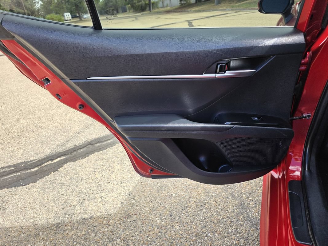 Used 2020 Toyota Camry SE FWD image 16
