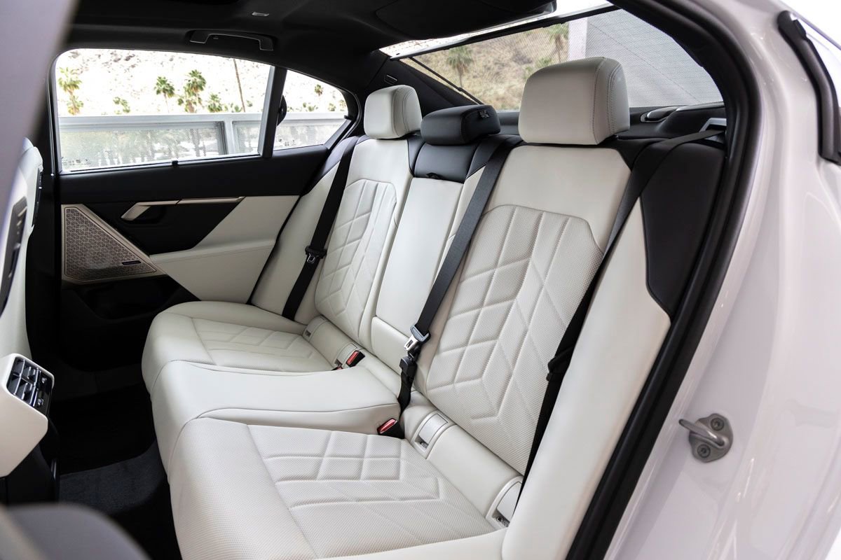 New 2026 BMW 550e xDrive w/ Executive Package AWD/4WD image 25