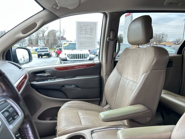 Used 2012 Chrysler Town & Country Limited image 35
