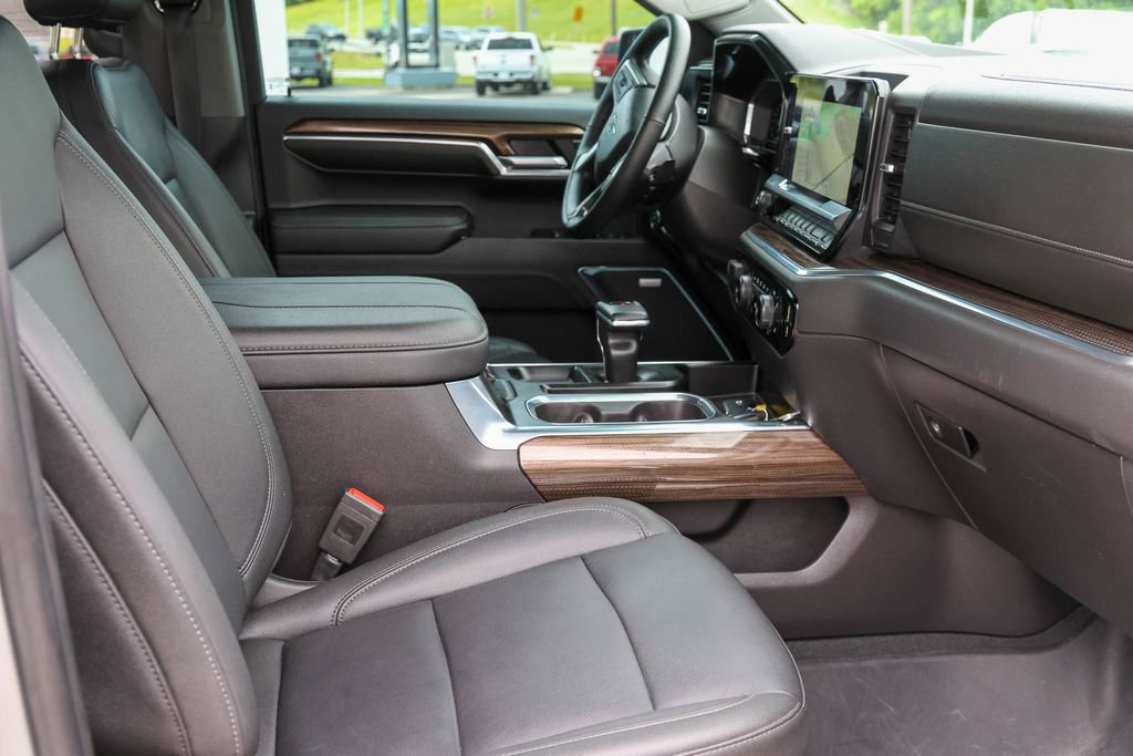 Used 2024 Chevrolet Silverado 1500 LT Trail Boss w/ Convenience Package II AWD/4WD image 18