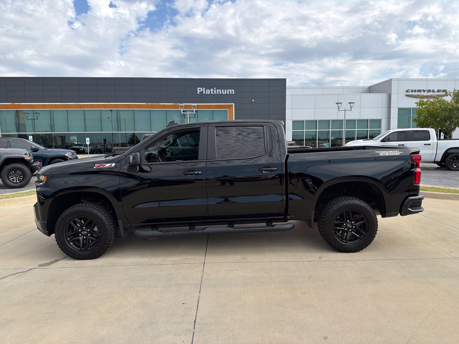 Used 2021 Chevrolet Silverado 1500 LT Trail Boss w/ Convenience Package II AWD/4WD image 2