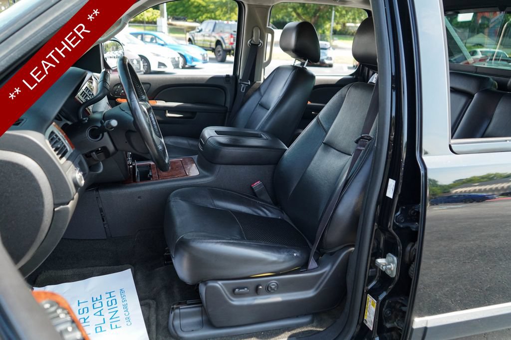 Used 2013 Chevrolet Avalanche LTZ RWD image 6