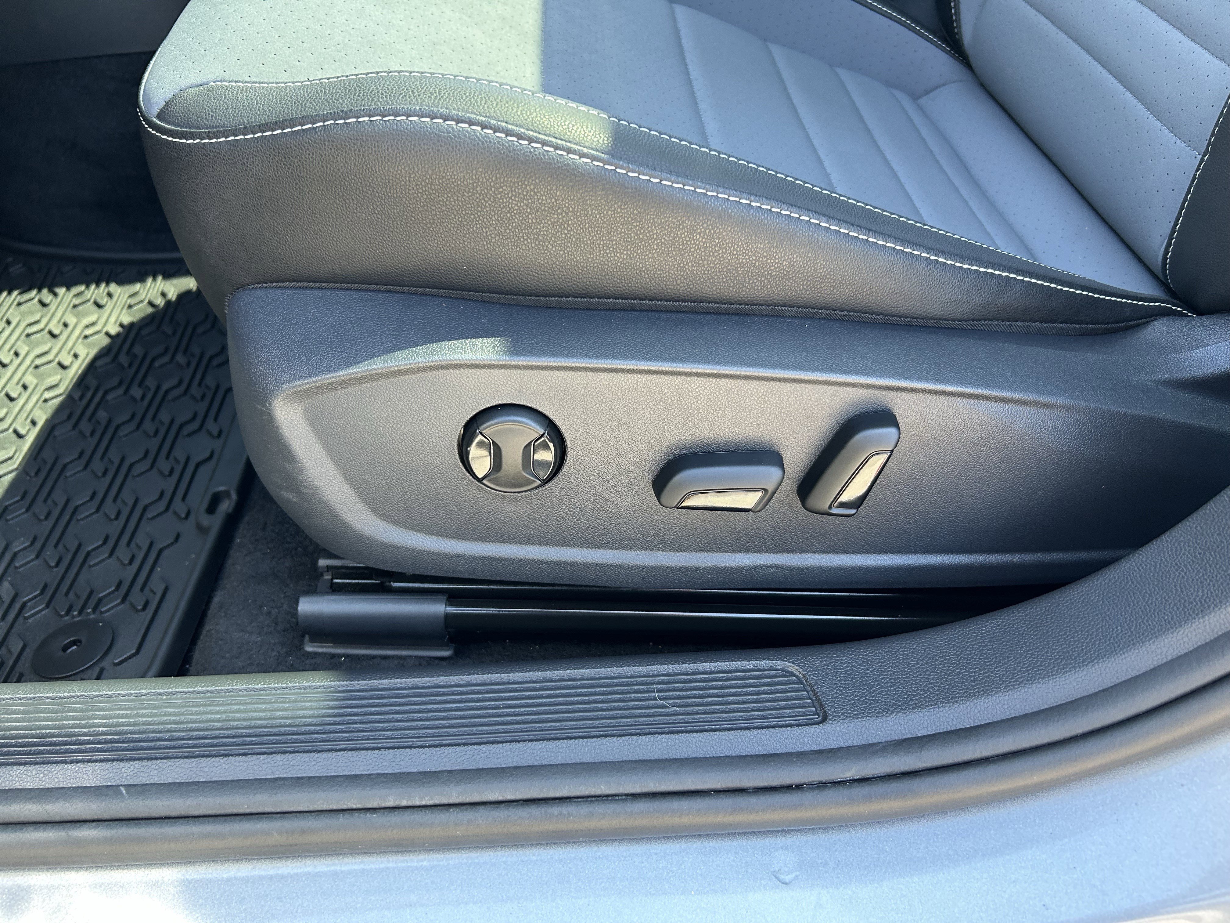 Used 2025 Volkswagen Jetta SE image 21