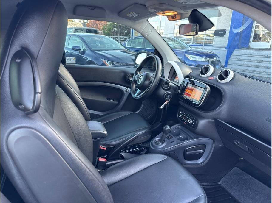 Used 2016 smart fortwo pure image 5