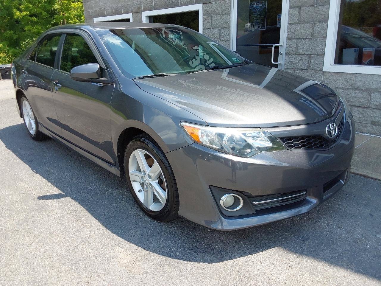 Used 2013 Toyota Camry SE FWD image 2