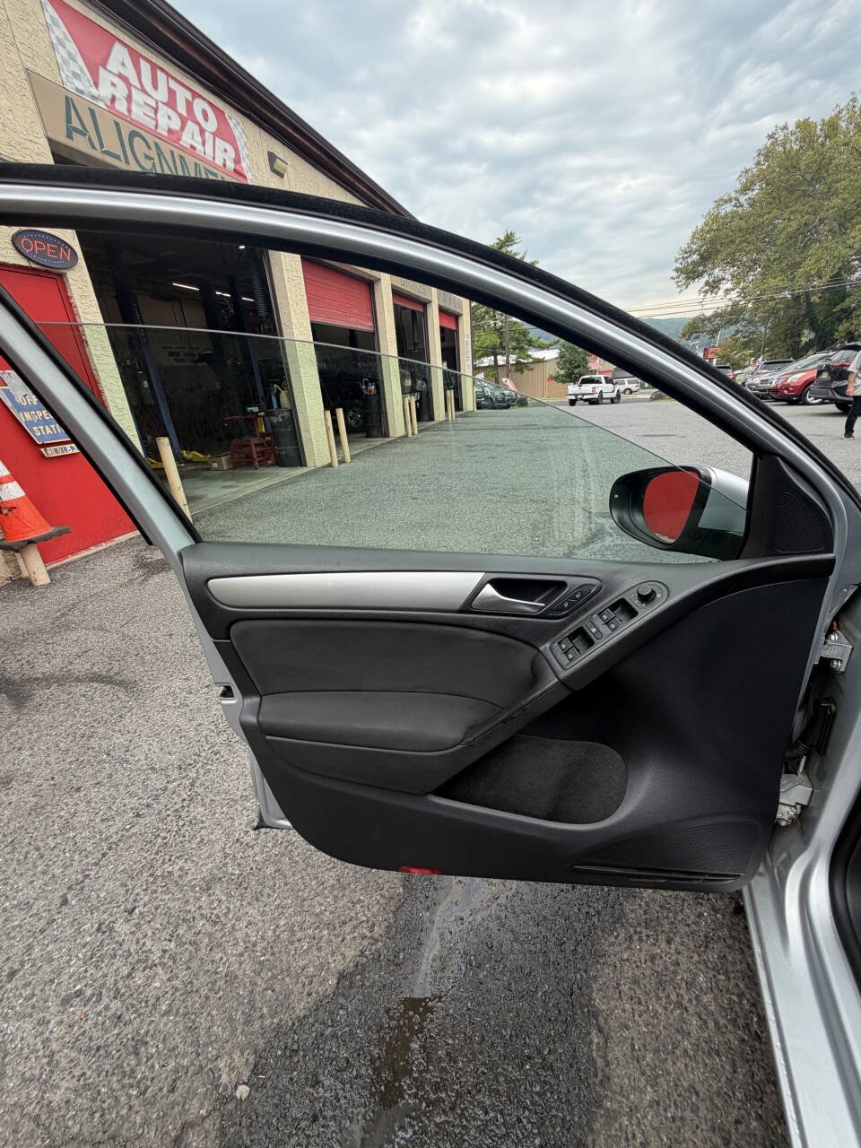 Used 2014 Volkswagen Golf 4-Door FWD image 29